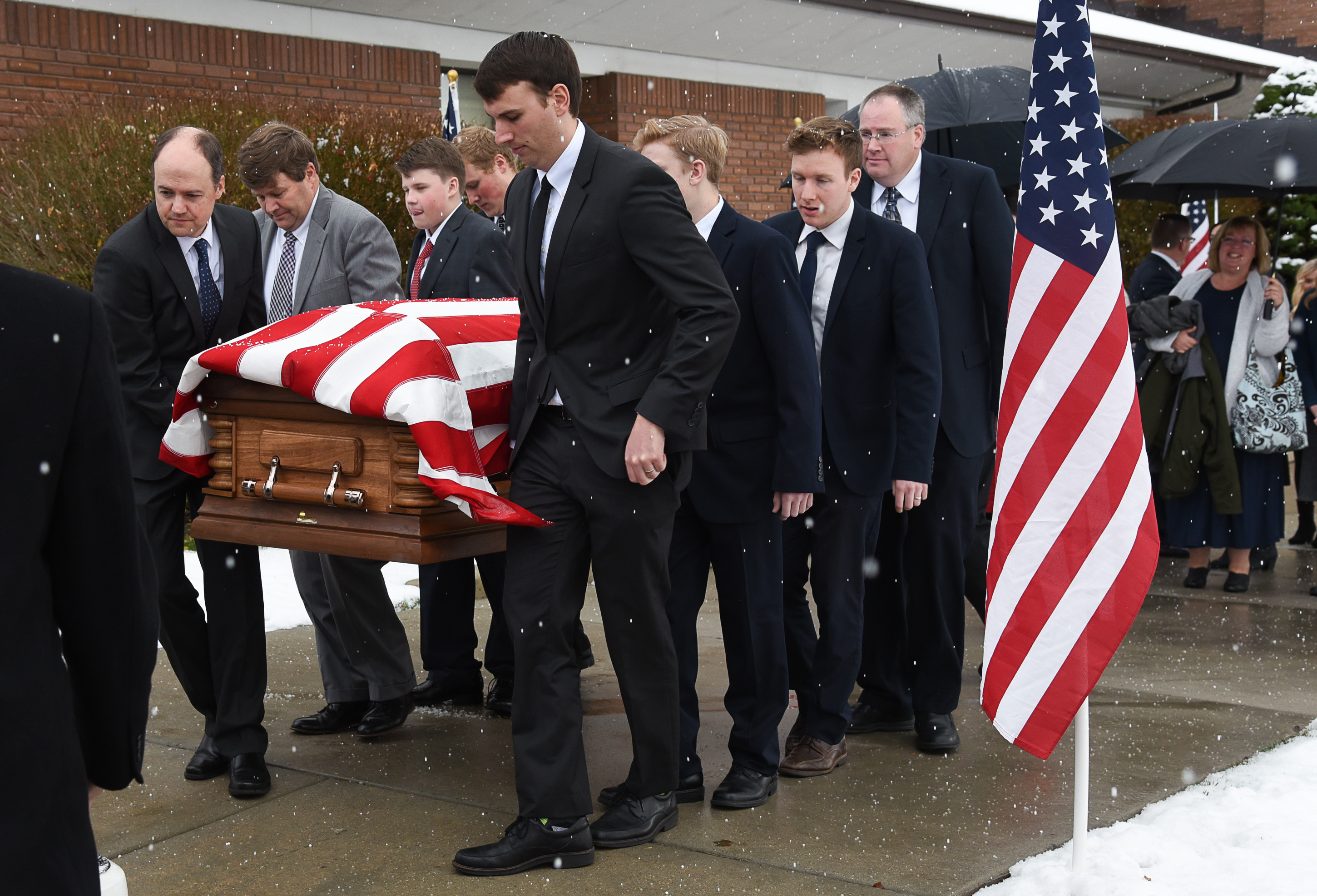 (Francisco Kjolseth | The Salt Lake Tribune) Pallbearers carry the casket of former congressman Jim Hansen to be interred at Farmington City Cemetery on Saturday, Nov. 24, 2018.
