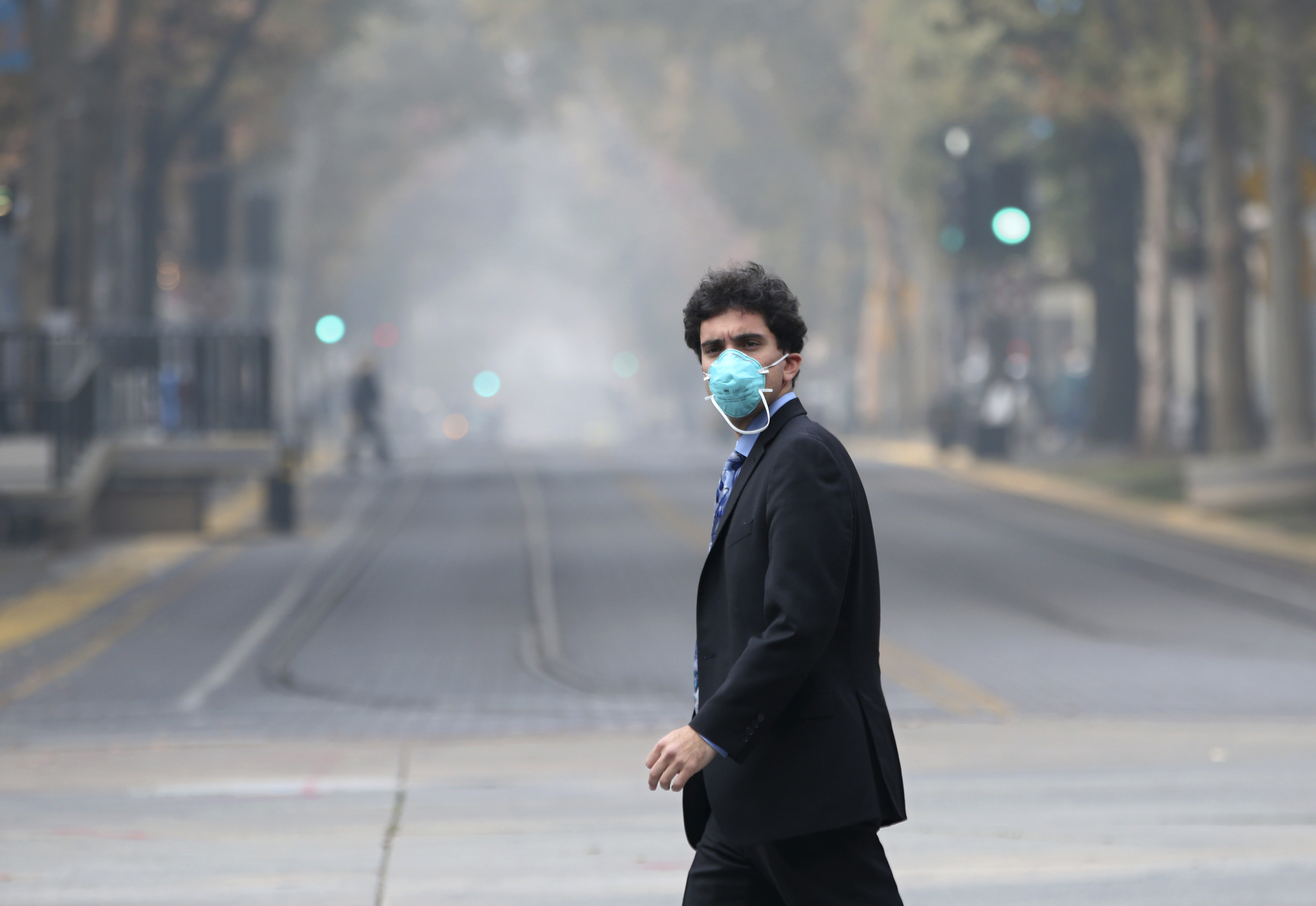 Many people don masks to deal with the smoke from the Camp Fire, Thursday, Nov. 15, 2018, in Sacramento, Calif. Smoke from the blaze that burned through the Butte County city of Paradise, is creating a health hazard that experts say could lead to an increase in serious health problems, especially for children and the elderly. (AP Photo/Rich Pedroncelli)