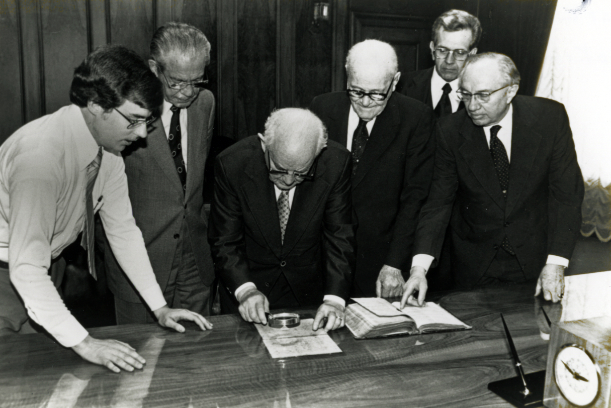 (Tribune file photo) Mark W. Hofmann, left, and Latter-day Saint leaders N. Eldon Tanner, Spencer W. Kimball, Marion G. Romney, Boyd K. Packer and Gordon B. Hinckley examine the Anthon transcript April 22, 1980.